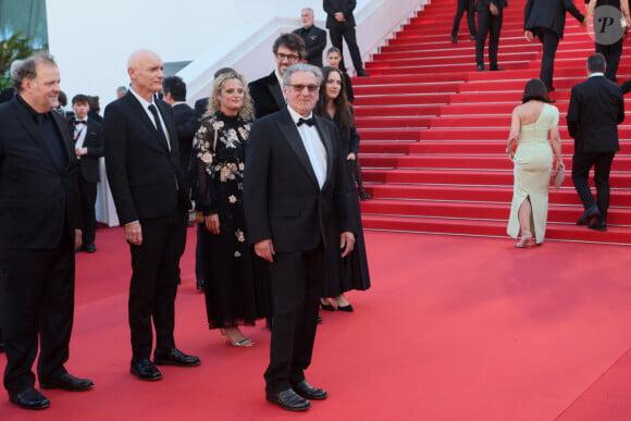 Grégory Gadebois, Gaëtan Roussel, Daniel Auteuil entouré de ses filles Aurore, Nelly, guest - Montée des marches du film " Marcello Mio " lors du 77ème Festival International du Film de Cannes, au Palais des Festivals à Cannes. Le 21 mai 2024 © Christophe Clovis / Bestimage 