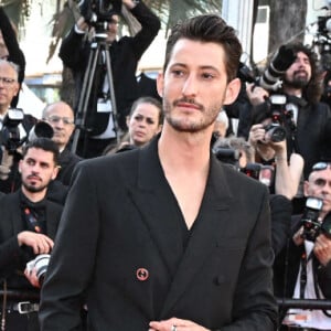 Pierfrancesco Favino, Anais Demoustier, Pierre Niney, Julie de Bona et Alexandre de La Patellière pour la montée des marches du film 'Le Comte De Monte-Cristo' au Festival de Cannes. Photo de David Niviere/ABACAPRESS.COM