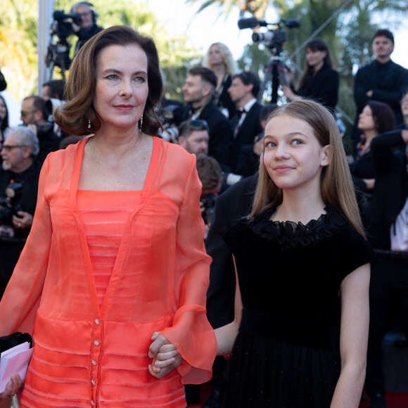 Carole Bouquet et sa petite-fille Darya Rassam - Montée des marches du film " Le comte de Monte-Cristo " lors du 77ème Festival International du Film de Cannes, au Palais des Festivals à Cannes. Le 22 mai 2024 © Olivier Borde / Bestimage