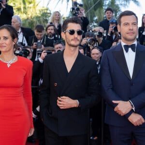 La soirée a ainsi reprendre son cours sans incident particulier
Julie De Bona, Pierre Niney, Laurent Lafitte - Montée des marches du film " Le comte de Monte-Cristo " lors du 77ème Festival International du Film de Cannes, au Palais des Festivals à Cannes. Le 22 mai 2024 © Olivier Borde / Bestimage