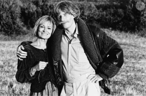 Elle avait partagé sa vie avec Jean Ferrat pendant plusieurs années. 
Jean Ferrat et sa femme Colette en Ardèche. Années 1980 © Collection personnelle via Guillaume Gaffiot / Bestimage