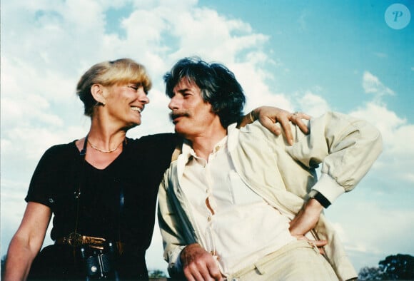 Ils s'étaient mariés en 1992. 
Jean Ferrat et sa femme Colette au Kenya. Années 1980 © Collection personnelle via Guillaume Gaffiot / Bestimage