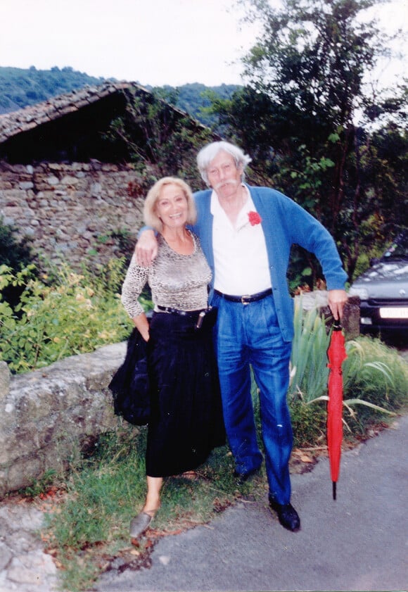 Ils n'avaient pas eu d'enfant.
Jean Ferrat et sa femme Colette en Ardèche. © Collection personnelle via Guillaume Gaffiot / Bestimage