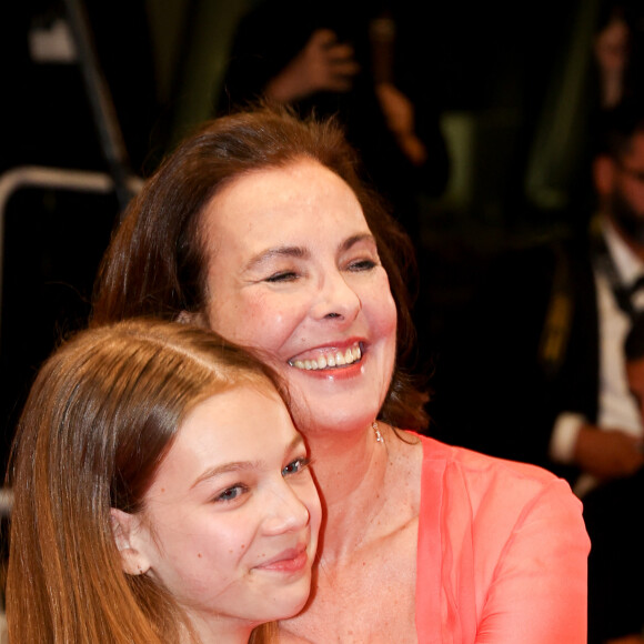 Grand-mère et fille ont échangé des regards complices et se sont serrées dans les bras durant toute la montée des marches.
Montée des marches du film Le Comte de Monte-Cristo lors du 77ᵉ Festival International du Film de Cannes, au Palais des Festivals à Cannes. Le 22 mai 2024 © Jacovides-Moreau / Bestimage