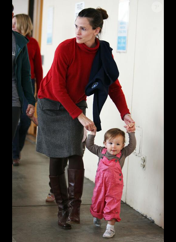 Jennifer Garner apprend à sa fille Seraphina à marcher tout en allant chercher Violet à l'école le 11 mars 2010