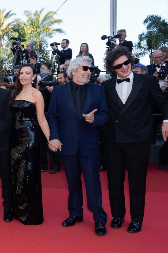 Élodie Bouchez, Alain Chabat, Vincent Lacoste - Montée des marches du film " L'amour ouf " lors du 77ème Festival International du Film de Cannes, au Palais des Festivals à Cannes. Le 23 mai 2024 © Olivier Borde / Bestimage 