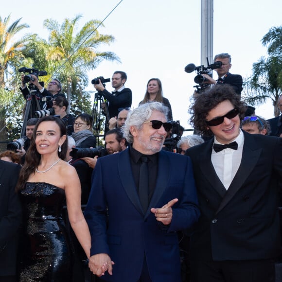 Élodie Bouchez, Alain Chabat, Vincent Lacoste - Montée des marches du film " L'amour ouf " lors du 77ème Festival International du Film de Cannes, au Palais des Festivals à Cannes. Le 23 mai 2024 © Olivier Borde / Bestimage 