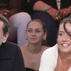 Exclusif - Gilles Lellouche, Adèle Exarchopoulos, François Civil, Mallory Wanecque, Malik Frikah sur le plateau de l'émission "C à vous" lors du 77ème Festival International du Film de Cannes le 22 mai 2024. © Jack Tribeca / Bestimage 