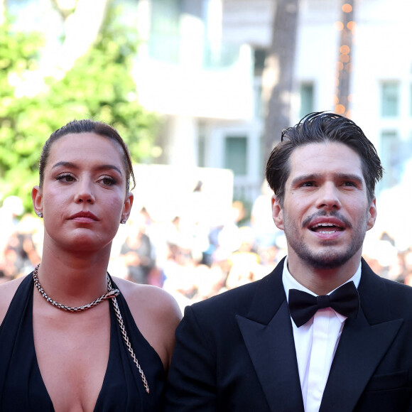 Et se sont même tenus par la main en montant les marches. 
Adèle Exarchopoulos, François Civil - Montée des marches du film " L'amour ouf " lors du 77ème Festival International du Film de Cannes, au Palais des Festivals à Cannes. Le 23 mai 2024 © Jacovides-Moreau / Bestimage 