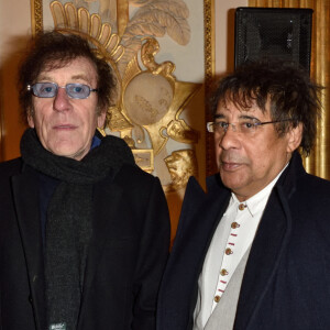 Entre Souchon et Voulzy, la collaboration artistique et l'amitié dure depuis 50 ans.
Alain Souchon, Laurent Voulzy lors de la ceremonie de remise des insignes de Commandeur de l'ordre des Arts et des Lettres a Robert Charlebois par Françoise Nyssen, ministre de la Culture et de la Communication, a Paris, France. Photo by Alban Wyters/ABACAPRESS.COM