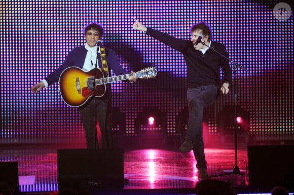 Laurent Voulzy et Alain souchon se produisent lors du concert de charité pour Haïti au profit de l'association 'Fondation De France' qui s'est tenu au Zénith de Paris, France, le 24 janvier 2010. Photo par Thierry Orban/ABACAPRESS.COM 'Chaque image utilisée d'ABACAPRESS aidera Haïti à travers la Fondation de France'.