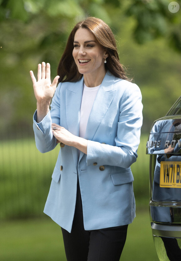 "L'horrible portrait" ne lui "ressemblerait" pas. 
Catherine (Kate) Middleton, princesse de Galles, à la rencontre du public du concert du couronnement près du château de Windsor, le 7 mai 2023. Au lendemain du sacre du roi d'Angleterre et de la reine consort à l'abbaye de Westminster, 20.000 personnes sont venues assister à ce concert-événement avec L.Richie et K.Perry en tête d'affiche. 