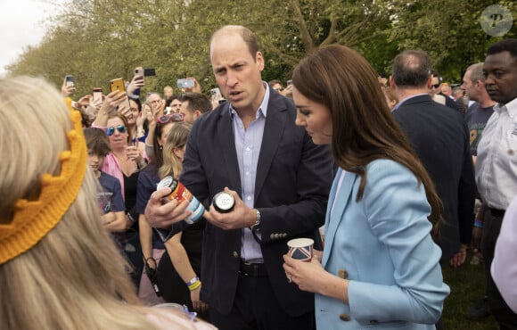 Le prince William, prince de Galles, et Catherine (Kate) Middleton, princesse de Galles, à la rencontre des membres du public participant au pique-nique du couronnement du roi sur la longue marche du parc du château de Windsor, Royaume Uni, le 7 mai 2023. 