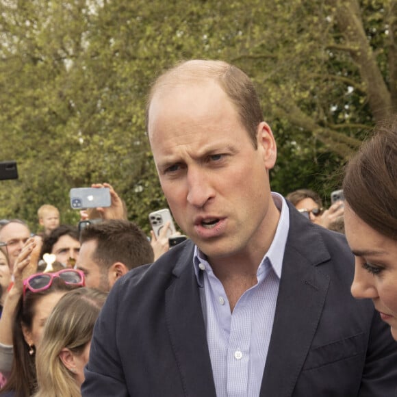 Le prince William, prince de Galles, et Catherine (Kate) Middleton, princesse de Galles, à la rencontre des membres du public participant au pique-nique du couronnement du roi sur la longue marche du parc du château de Windsor, Royaume Uni, le 7 mai 2023. 