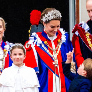 Sophie, duchesse d'Edimbourg, la princesse Charlotte de Galles, le prince Louis de Galles, le prince William, prince de Galles, et Catherine (Kate) Middleton, princesse de Galles, - La famille royale britannique salue la foule sur le balcon du palais de Buckingham lors de la cérémonie de couronnement du roi d'Angleterre à Londres le 5 mai 2023. 