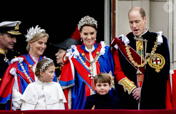 La princesse Anne et son mari Timothy Laurence, Sophie Rhys-Jones, comtesse de Wessex, La princesse Charlotte de Galles, Le prince William, prince de Galles, et Catherine (Kate) Middleton, princesse de Galles, Le prince Louis de Galles - La famille royale britannique salue la foule sur le balcon du palais de Buckingham lors de la cérémonie de couronnement du roi d'Angleterre à Londres le 5 mai 2023. 