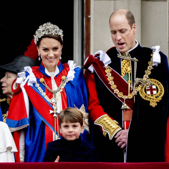 La princesse Anne et son mari Timothy Laurence, Sophie Rhys-Jones, comtesse de Wessex, La princesse Charlotte de Galles, Le prince William, prince de Galles, et Catherine (Kate) Middleton, princesse de Galles, Le prince Louis de Galles - La famille royale britannique salue la foule sur le balcon du palais de Buckingham lors de la cérémonie de couronnement du roi d'Angleterre à Londres le 5 mai 2023. 