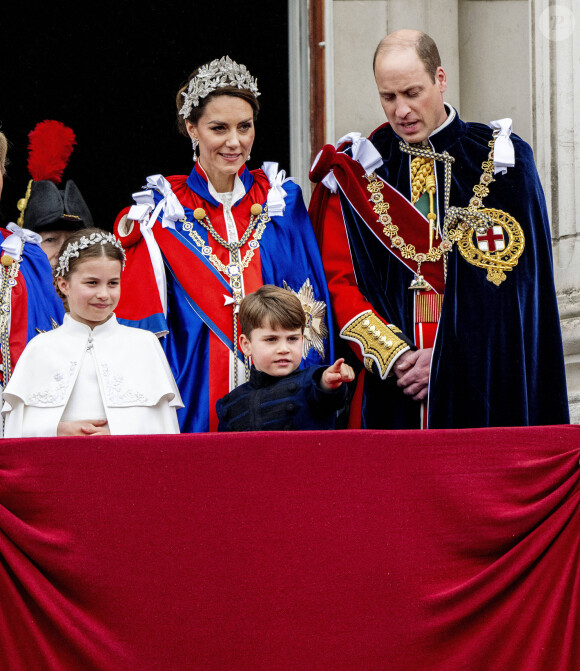 Le prince William, prince de Galles, et Catherine (Kate) Middleton, princesse de Galles, La princesse Charlotte de Galles, Le prince Louis de Galles, - La famille royale britannique salue la foule sur le balcon du palais de Buckingham lors de la cérémonie de couronnement du roi d'Angleterre à Londres le 5 mai 2023. 