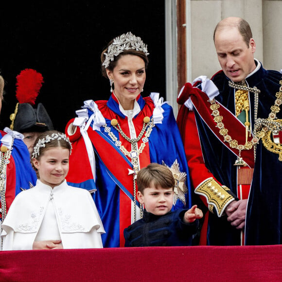 Le prince William, prince de Galles, et Catherine (Kate) Middleton, princesse de Galles, La princesse Charlotte de Galles, Le prince Louis de Galles, - La famille royale britannique salue la foule sur le balcon du palais de Buckingham lors de la cérémonie de couronnement du roi d'Angleterre à Londres le 5 mai 2023. 