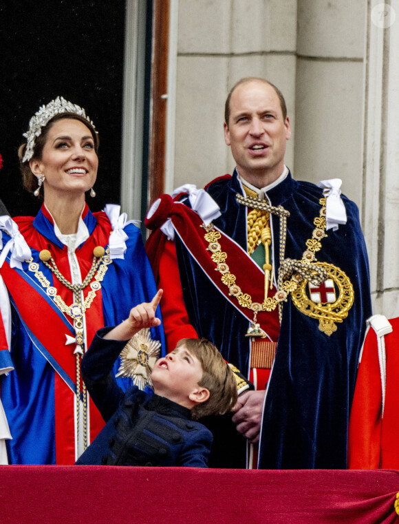 Le prince William, prince de Galles, et Catherine (Kate) Middleton, princesse de Galles, Le prince Louis de Galles - La famille royale britannique salue la foule sur le balcon du palais de Buckingham lors de la cérémonie de couronnement du roi d'Angleterre à Londres le 5 mai 2023. 