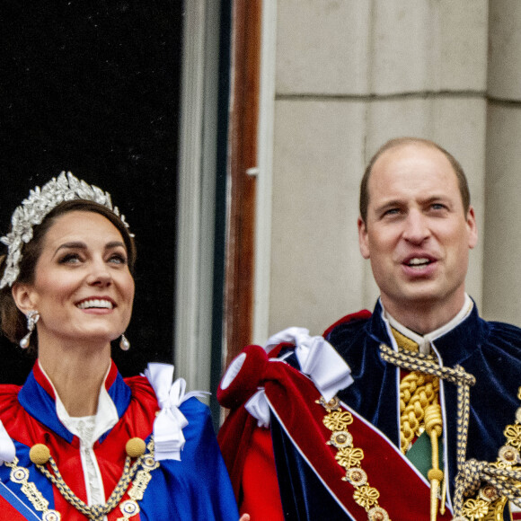 Le prince William, prince de Galles, et Catherine (Kate) Middleton, princesse de Galles, Le prince Louis de Galles - La famille royale britannique salue la foule sur le balcon du palais de Buckingham lors de la cérémonie de couronnement du roi d'Angleterre à Londres le 5 mai 2023. 