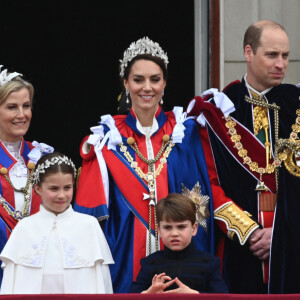 Mais cela n'a pas plu à tout le monde !
Sophie, duchesse d'Edimbourg, Lady Louise Windsor, James Mountbatten-Windsor, Comte de Wessex, le prince William, prince de Galles, Catherine (Kate) Middleton, princesse de Galles, la princesse Charlotte de Galles, le prince Louis de Galles - La famille royale britannique salue la foule sur le balcon du palais de Buckingham lors de la cérémonie de couronnement du roi d'Angleterre à Londres le 5 mai 2023. 