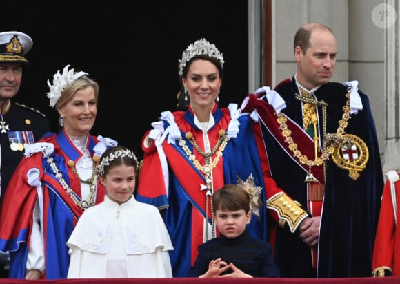 Mais cela n'a pas plu à tout le monde !
Sophie, duchesse d'Edimbourg, Lady Louise Windsor, James Mountbatten-Windsor, Comte de Wessex, le prince William, prince de Galles, Catherine (Kate) Middleton, princesse de Galles, la princesse Charlotte de Galles, le prince Louis de Galles - La famille royale britannique salue la foule sur le balcon du palais de Buckingham lors de la cérémonie de couronnement du roi d'Angleterre à Londres le 5 mai 2023. 