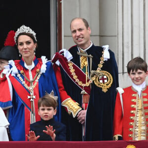Le prince Edward, duc d'Edimbourg, Sophie, duchesse d'Edimbourg, Lady Louise Windsor, James Mountbatten-Windsor, Comte de Wessex, le prince William, prince de Galles, Catherine (Kate) Middleton, princesse de Galles, la princesse Charlotte de Galles, le prince Louis de Galles, le prince George de Galles, le duc et la duchesse de Gloucester, Vice Admiral Sir Tim Laurence, la princesse Anne - La famille royale britannique salue la foule sur le balcon du palais de Buckingham lors de la cérémonie de couronnement du roi d'Angleterre à Londres le 5 mai 2023. 