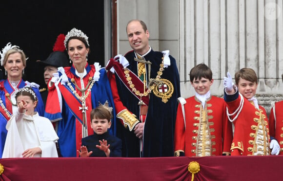 Le prince Edward, duc d'Edimbourg, Sophie, duchesse d'Edimbourg, Lady Louise Windsor, James Mountbatten-Windsor, Comte de Wessex, le prince William, prince de Galles, Catherine (Kate) Middleton, princesse de Galles, la princesse Charlotte de Galles, le prince Louis de Galles, le prince George de Galles, le duc et la duchesse de Gloucester, Vice Admiral Sir Tim Laurence, la princesse Anne - La famille royale britannique salue la foule sur le balcon du palais de Buckingham lors de la cérémonie de couronnement du roi d'Angleterre à Londres le 5 mai 2023. 