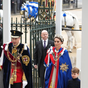Le prince William, prince de Galles, et Catherine (Kate) Middleton, princesse de Galles, et Le prince Louis de Galles, - Les invités arrivent à la cérémonie de couronnement du roi d'Angleterre à l'abbaye de Westminster de Londres, Royaume Uni, le 6 mai 2023. 