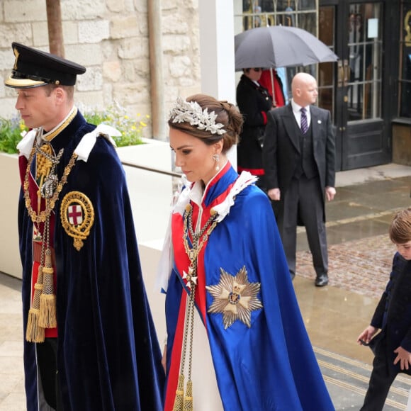 Le prince William, prince de Galles, et Catherine (Kate) Middleton, princesse de Galles, Le prince Louis de Galles et La princesse Charlotte de Galles - Les invités arrivent à la cérémonie de couronnement du roi d'Angleterre à l'abbaye de Westminster de Londres, Royaume Uni, le 6 mai 2023. 