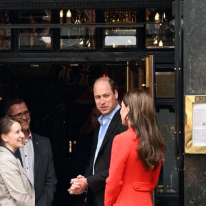 Le prince William, prince de Galles, et Catherine (Kate) Middleton, princesse de Galles, au pub Dog & Duck (Soho) à Londres, le 4 mai 2023. Cette visite a pour objectif de voir comment l'établissement se prépare à célébrer le couronnement du roi d'Angleterre et de la reine consort, prévu le 6 mai 2023. 