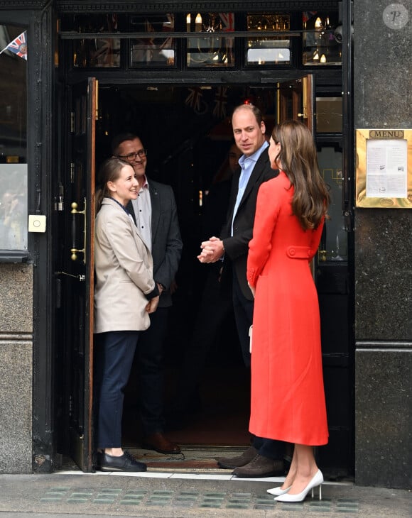 Le prince William, prince de Galles, et Catherine (Kate) Middleton, princesse de Galles, au pub Dog & Duck (Soho) à Londres, le 4 mai 2023. Cette visite a pour objectif de voir comment l'établissement se prépare à célébrer le couronnement du roi d'Angleterre et de la reine consort, prévu le 6 mai 2023. 