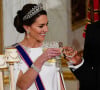 Inspiré de cette tenue absolument incroyable. 
Catherine (Kate) Middleton, princesse de Galles ( porte le diadème "Lover's Knot", le préféré de Diana), Cyril Ramaphosa, président de l'Afrique du Sud - Banquet d'Etat organisé au palais de Buckingham, à Londres, pendant la visite d'Etat du président sud-africain au Royaume-Uni le 22 novembre 2022 