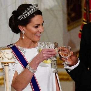 Inspiré de cette tenue absolument incroyable. 
Catherine (Kate) Middleton, princesse de Galles ( porte le diadème "Lover's Knot", le préféré de Diana), Cyril Ramaphosa, président de l'Afrique du Sud - Banquet d'Etat organisé au palais de Buckingham, à Londres, pendant la visite d'Etat du président sud-africain au Royaume-Uni le 22 novembre 2022 