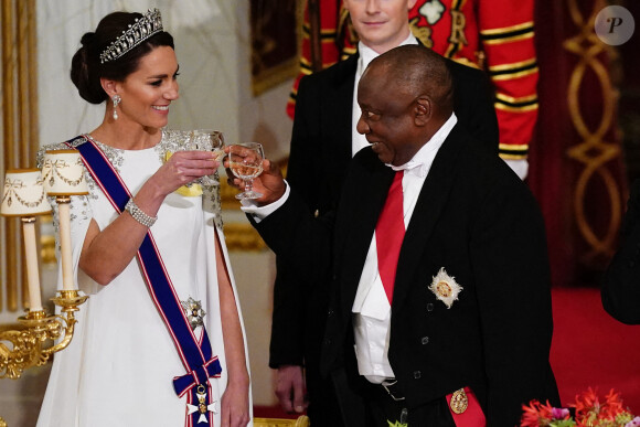 Inspiré de cette tenue absolument incroyable. 
Catherine (Kate) Middleton, princesse de Galles ( porte le diadème "Lover's Knot", le préféré de Diana), Cyril Ramaphosa, président de l'Afrique du Sud - Banquet d'Etat organisé au palais de Buckingham, à Londres, pendant la visite d'Etat du président sud-africain au Royaume-Uni le 22 novembre 2022 