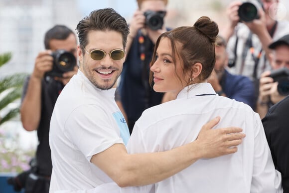 Mais toujours la même proximité ! 
François Civil et Adèle Exarchopoulos - Photocall du film "L'Amour Ouf" (Beating Hearts / Compétition) lors du 77ème Festival International du Film de Cannes (14 - 25 mai 2024), le 24 mai 2024. © Moreau / Jacovides / Bestimage 