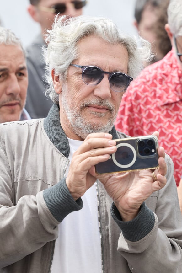 Alain Chabat - Photocall du film "L'Amour Ouf" (Beating Hearts / Compétition) lors du 77ème Festival International du Film de Cannes (14 - 25 mai 2024), le 24 mai 2024. © Moreau / Jacovides / Bestimage 