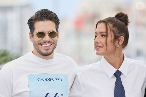 Ils ont également échangé de nombreux regards tendres.
François Civil et Adèle Exarchopoulos - Photocall du film "L'Amour Ouf" (Beating Hearts / Compétition) lors du 77ème Festival International du Film de Cannes (14 - 25 mai 2024), le 24 mai 2024. © Moreau / Jacovides / Bestimage 