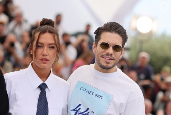 Les deux comédiens ont posé enlacés. 
Adèle Exarchopoulos et François Civil - Photocall du film "L'Amour Ouf" (Beating Hearts / Compétition) lors du 77ème Festival International du Film de Cannes (14 - 25 mai 2024), le 24 mai 2024. © Jacovides / Moreau / Bestimage 