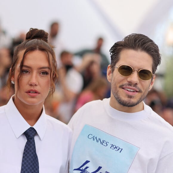 Les deux comédiens ont posé enlacés. 
Adèle Exarchopoulos et François Civil - Photocall du film "L'Amour Ouf" (Beating Hearts / Compétition) lors du 77ème Festival International du Film de Cannes (14 - 25 mai 2024), le 24 mai 2024. © Jacovides / Moreau / Bestimage 