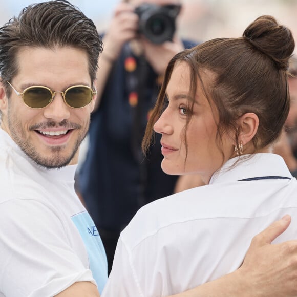 François Civil et Adèle Exarchopoulos ont à nouveau été très complices lors du photocall. 
François Civil et Adèle Exarchopoulos - Photocall du film "L'Amour Ouf" (Beating Hearts / Compétition) lors du 77ème Festival International du Film de Cannes. © Moreau / Jacovides / Bestimage 