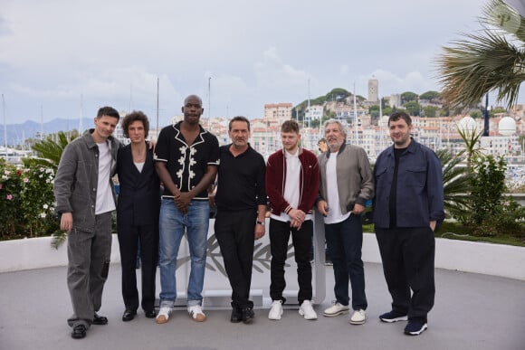 Raphaël Quenard, Vincent Lacoste, Jean-Pascal Zadi, le réalisateur Gilles Lellouche, Anthony Bajon, Alain Chabat, Karim Leklou - Photocall du film "L'Amour Ouf" (Beating Hearts / Compétition) lors du 77ème Festival International du Film de Cannes (14 - 25 mai 2024), le 24 mai 2024. © Moreau / Jacovides / Bestimage 