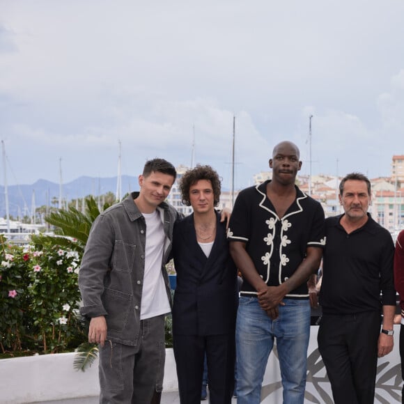 Raphaël Quenard, Vincent Lacoste, Jean-Pascal Zadi, le réalisateur Gilles Lellouche, Anthony Bajon, Alain Chabat, Karim Leklou - Photocall du film "L'Amour Ouf" (Beating Hearts / Compétition) lors du 77ème Festival International du Film de Cannes (14 - 25 mai 2024), le 24 mai 2024. © Moreau / Jacovides / Bestimage 