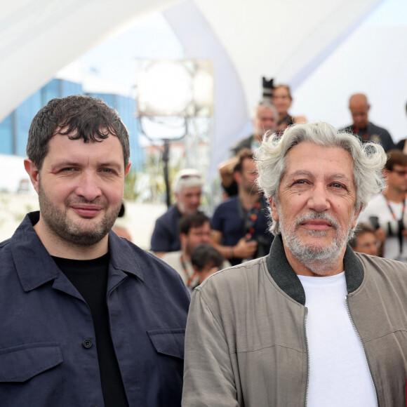 Karim Leklou et Alain Chabat - Photocall du film "L'Amour Ouf" (Beating Hearts / Compétition) lors du 77ème Festival International du Film de Cannes (14 - 25 mai 2024), le 24 mai 2024. © Jacovides / Moreau / Bestimage 