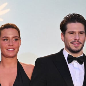 Des looks différents de ceux qu'ils portaient sur le tapis rouge. 
Adèle Exarchopoulos, François Civil - Descente des marches du film " L'amour ouf " lors du 77ème Festival International du Film de Cannes, au Palais des Festivals à Cannes. Le 23 mai 2024 © Bruno Bebert / Bestimage 