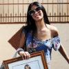 Nicole Scherzinger se rend au studio de Dancing with The Stars à Los Angeles le 19 mars 2010, avant d'être surprise par un fan qui lui offre une photo d'elle qu'il lui dédicace