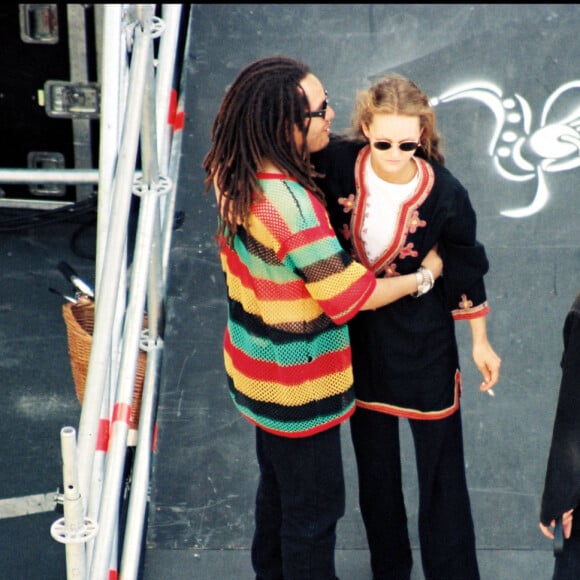 On apprend également que leur rencontre a été initiée par la chanteuse qui souhaitait le rencontrer afin de parler d'une collaboration musicale.
Archives : Lenny Kravitz et Vanessa Paradis