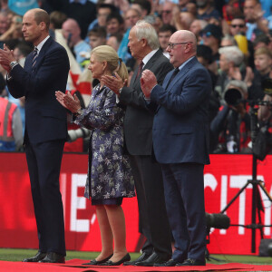 Selon le Dailymail, le duo père-fils a ri ensemble lorsque le match a commencé, William étant très tendre avec le frère de Louis et Charlotte.
Le prince William, prince de Galles, et son fils le prince George de Galles, assistent à la finale de la coupe Emirates FA 2024 entre Manchester United et Manchester City au stade de Wembley à Londres, le 25 mai 2024. 