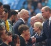 Un peu plus tard, le prince William et son fils ont remis la Coupe d'Angleterre aux vainqueurs de Manchester United. 
Le prince William, prince de Galles, et son fils le prince George de Galles, assistent à la finale de la coupe Emirates FA 2024 entre Manchester United et Manchester City au stade de Wembley à Londres, le 25 mai 2024. 
